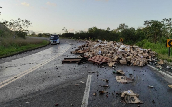 Caminhão tomba e causa interdição parcial da via em Areia Branca