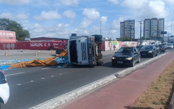 Caminhão tomba na Avenida Augusto Franco, em Aracaju