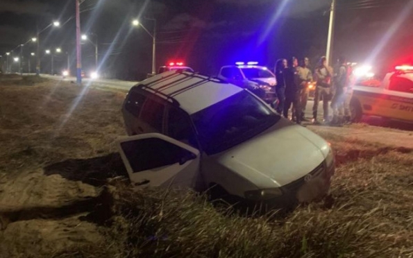 Carro sai da pista na Rodovia SE-100 em Barra dos Coqueiros