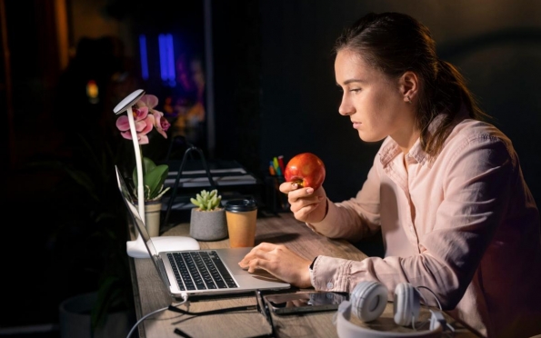 Comer frutas à noite engorda? Veja 3 dicas para evitar problemas