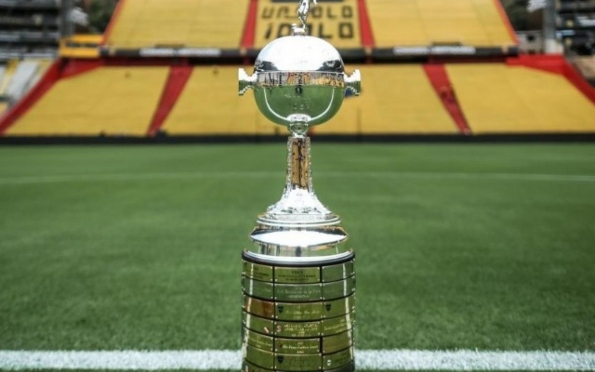 Flamengo joga mal e perde para o Peñarol no Maracanã