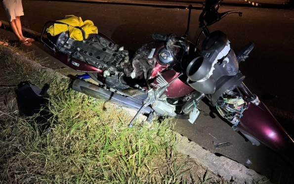 Motociclista morre após bater de frente em caminhão 