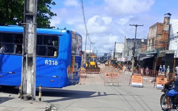 Obra de emergência da Deso bloqueia avenida no Santos Dumont