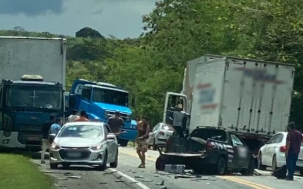 Colisão frontal entre caminhonete e caminhão deixa um ferido grave na BR-235