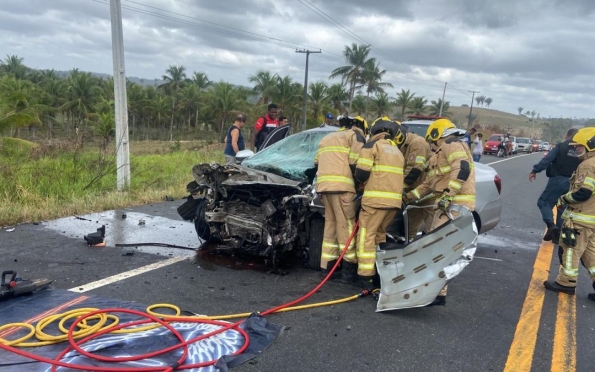 Colisão frontal deixa uma pessoa morta e seis feridas em Indiaroba