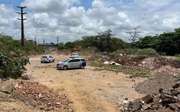 Corpo em decomposição é encontrado enterrado em um buraco