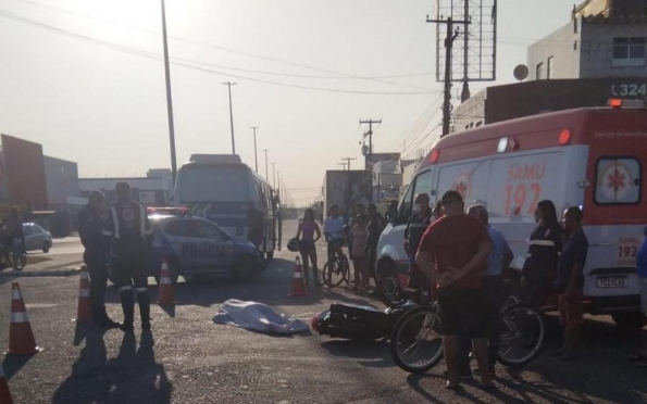 Homem morre após colisão entre motocicleta e micro-ônibus