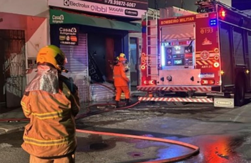 Incêndio destrói loja no Centro de Aracaju