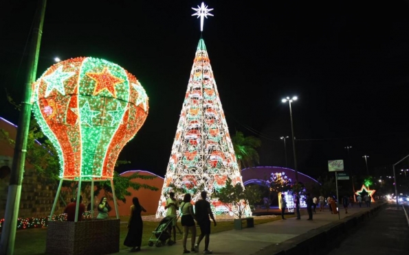 Luzes do Natal Iluminado são acesas no Calçadão da Praia Formosa