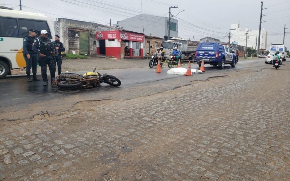 Mototaxista morre após colisão com caminhão em Lagarto; motorista foge