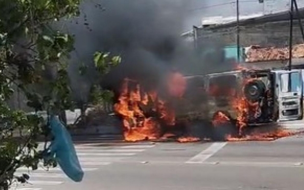 Vídeo: carro pega fogo em cruzamento no bairro Getúlio Vargas, em Aracaju