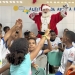 Papai Noel presenteia crianças do projeto Recriarte