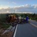 Motorista morre em tombamento de caminhão carregado de madeira em Estância