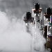 Pessoas que usam vape correm maior risco de ter cáries, diz estudo