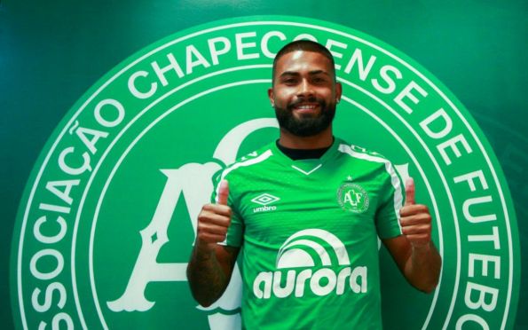  Ari Moura é oficializado pela Chapecoense (SC) para a Série B