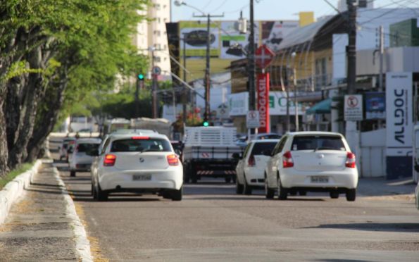 Estacionar o veículo em fila dupla é uma das principais infrações em Sergipe