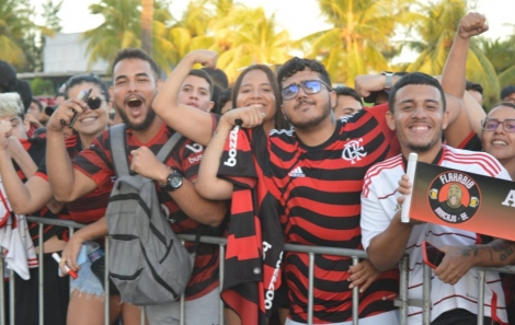 Torcedores do Flamengo se aglomeram em frente a hotel em Aracaju - Daniel Soares (2)