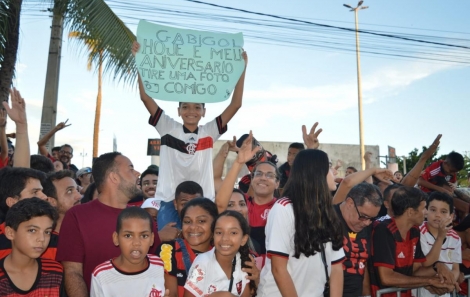 Torcedores do Flamengo se aglomeram em frente a hotel em Aracaju - Daniel Soares (3)