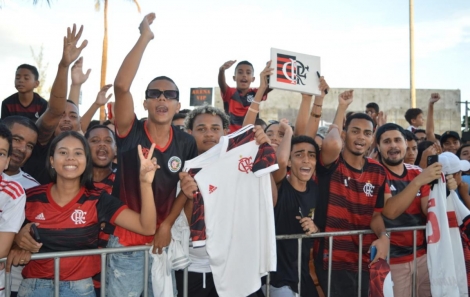 Torcedores do Flamengo se aglomeram em frente a hotel em Aracaju - Daniel Soares (4)