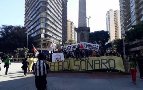 Em Minas Gerais, a torcida do Atlético Mineiro grita palavras de democracia. Foto: redes sociais/ reprodução